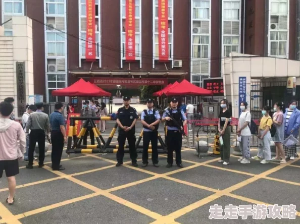 大炕上的暴伦小丹通过努力奋斗实现梦想，展现了积极向上的生活态度和不屈不挠的精神，激励我们追求更好的未来