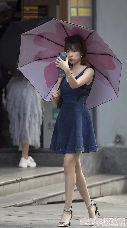 美女脱去衣服的照片 网友推荐这组照片展现了自然之美与自信魅力让人感受到一种独特的艺术氛围值得一看