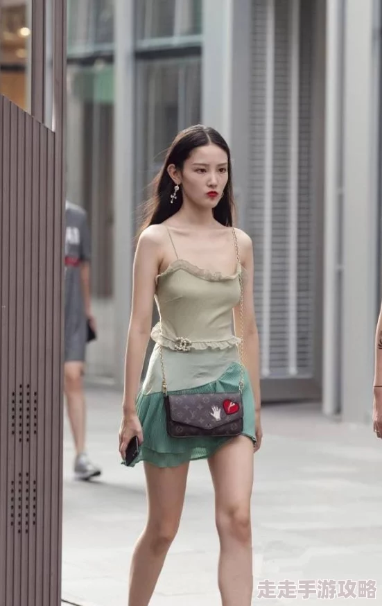 美女脱去衣服的照片 网友推荐这组照片展现了自然之美与自信魅力让人感受到一种独特的艺术氛围值得一看