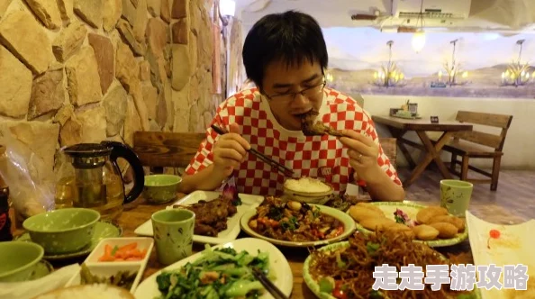 从上往下捣得她汁水四溅最新消息近日，某知名美食博主在其社交媒体平台上发布了一段视频，展示了如何通过从上往下的捣碎技巧制作出汁水四溅的水果沙拉，这段视频迅速引起了网友们的广泛关注和模仿