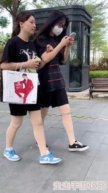 闺蜜撬开我的腿用黄瓜折磨我竟然是为了让我体验前所未有的快感和刺激她的真实意图令我震惊不已