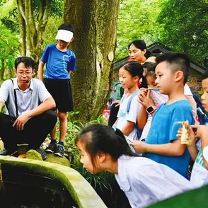 老师迈开腿让尝尝你的森林这位老师竟然在课堂上展示了神秘的自然疗法，引发学生们的热烈讨论与关注