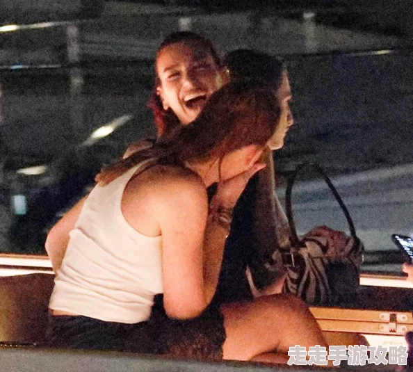 欧美精品视：某知名明星被拍到与神秘人士共进晚餐引发热议，网友纷纷猜测两人关系不一般，背后真相令人期待