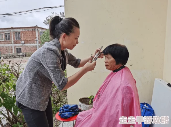 搡老女人老熟妇HHD让我们关注关爱老人，共同营造一个温暖和谐的社会环境，传递正能量，尊重每一位长者的生活与情感