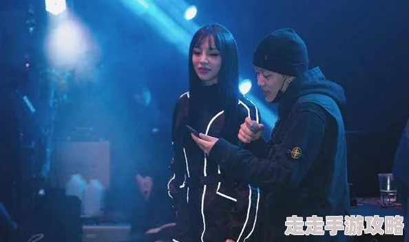 嗯啊太粗了近日某明星被拍到与神秘对象亲密互动引发热议网友纷纷猜测两人关系是否超越朋友界限