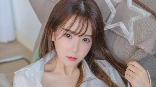 男人摸女人胸视频惊爆内幕曝光引发社会热议背后真相令人震惊网友反应不一引发广泛讨论